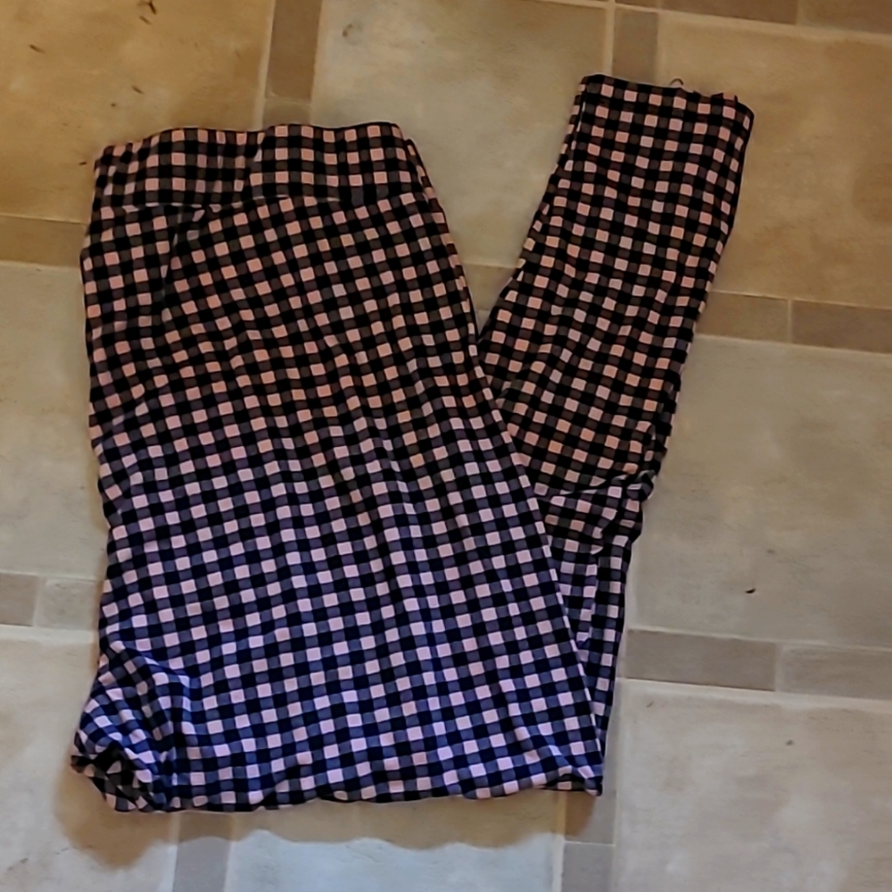 Plus size pink & black leggings
